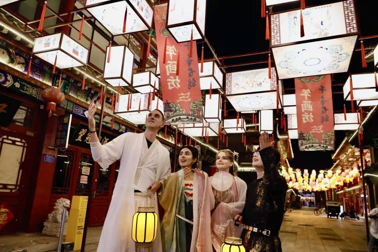 หยางหลิ่วชิงบูม! เมืองแห่งภาพพิมพ์ไม้โบราณ สุดฮอตช่วงเทศกาลวันชาติจีน