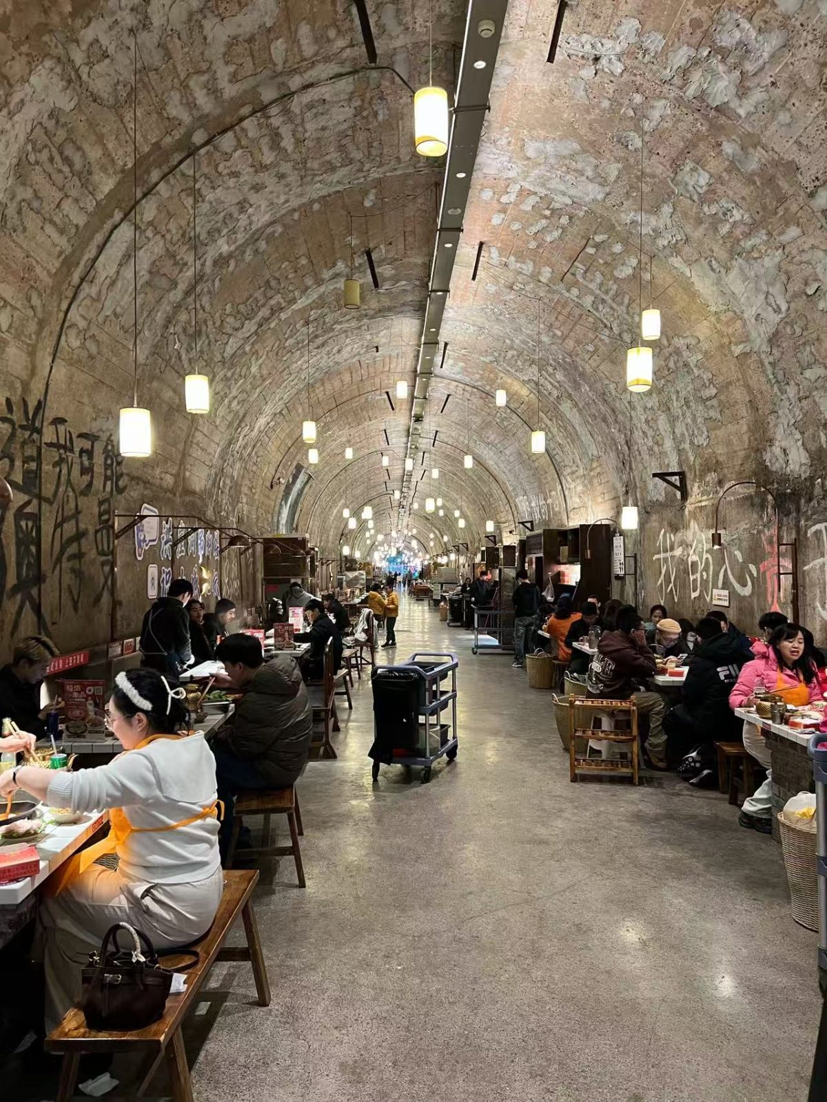 ฉงชิ่ง เปลี่ยนหลุมหลบภัยเป็นร้านหม้อไฟยักษ์ ดึงดูดนักท่องเที่ยวทั่วโลก