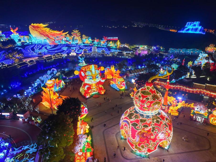 สัมผัสแสงสีสุดตระการตา ในเทศกาลโคมไฟเมืองจื้อกง